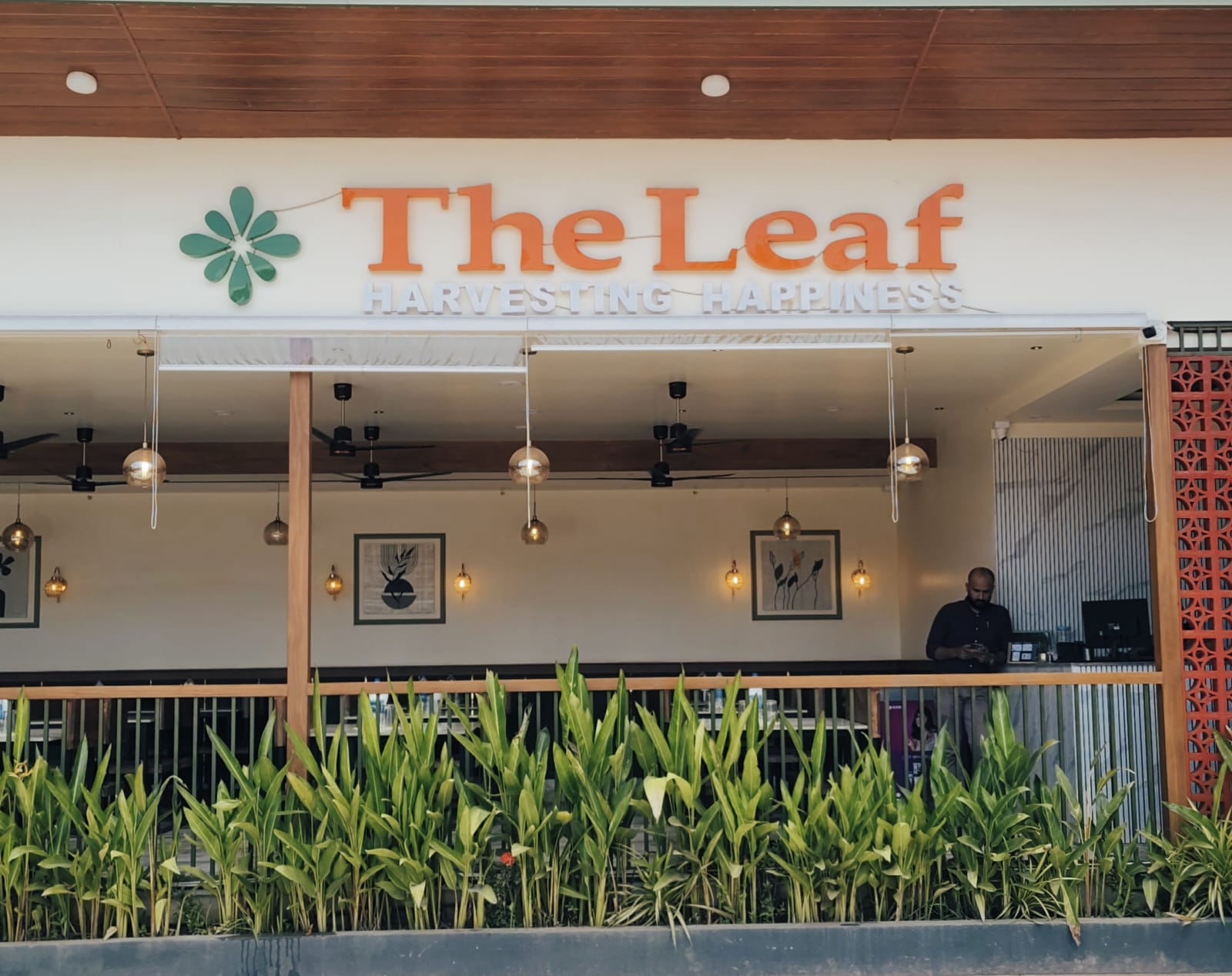 The Leaf - Family Restaurant 